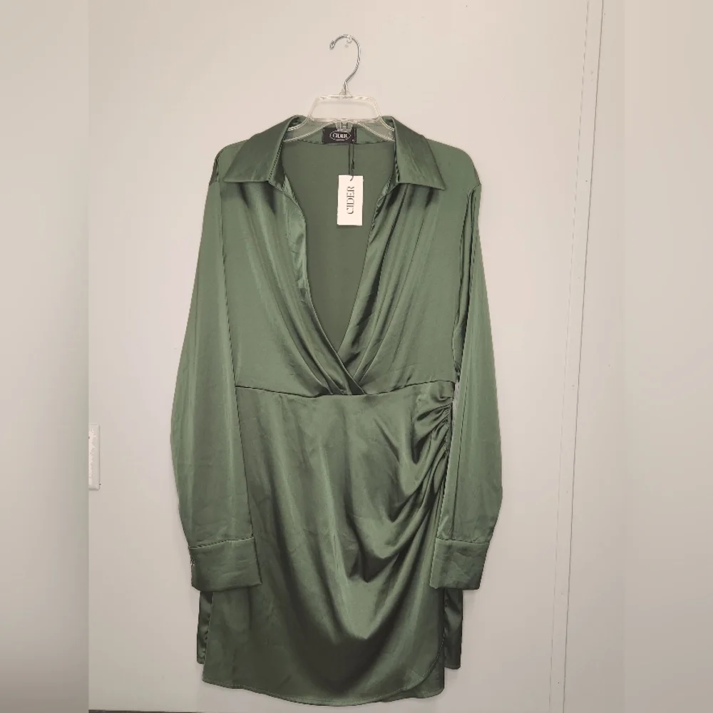 green dress cider Amazon.com: CIDER Satin Knotted Puff Sleeve Split Midi Dress: Green, S :  Clothing, Shoes & Jewelry